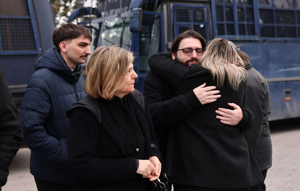 Λάρισα: Σε κλίμα έντασης η δίκη για το έγκλημα των Τεμπών