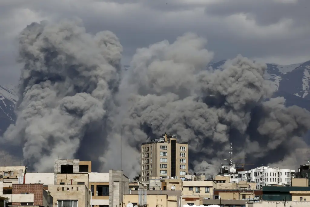 Νέες ισχυρές εκρήξεις στη δυτική Τεχεράνη – Στόχος η έδρα των υπηρεσιών έκτακτης ανάγκης