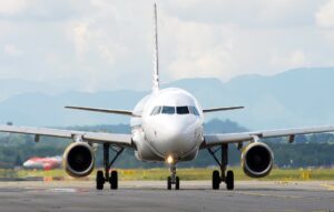 Σχέδιο ΣΟΚ των Βρυξελλών: «Οι εθνικές κυβερνήσεις να ζητήσουν από τους πολίτες να οδηγούν ή να πετούν λιγότερο»