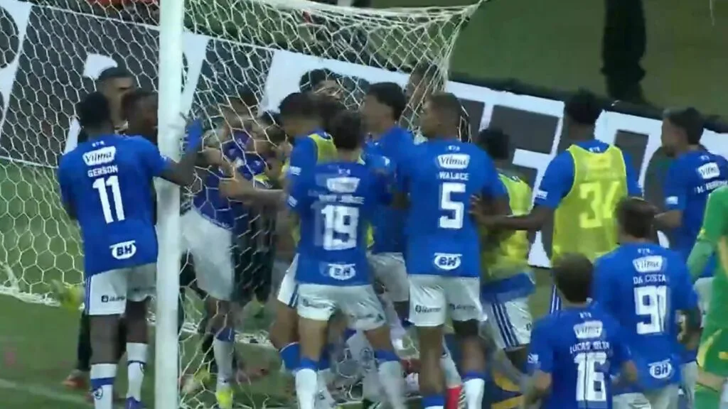 Κρουζέιρο – Ατλέτικο Μινέιρο: Ανεπανάληπτο ξύλο, άγριες συμπλοκές και 23 αποβολές σε τελικό!(vid)