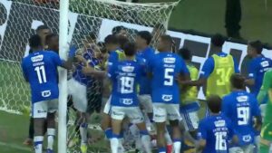 Κρουζέιρο – Ατλέτικο Μινέιρο: Ανεπανάληπτο ξύλο, άγριες συμπλοκές και 23 αποβολές σε τελικό!(vid)