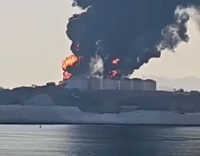 Στις φλόγες δεξαμενές πετρελαίου στο λιμάνι της Σαλάλα στο Ομάν