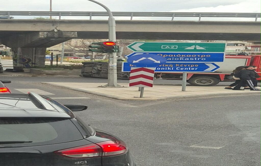 Ανατροπή αυτοκίνητου στην αερογέφυρα της Σταυρούπολης