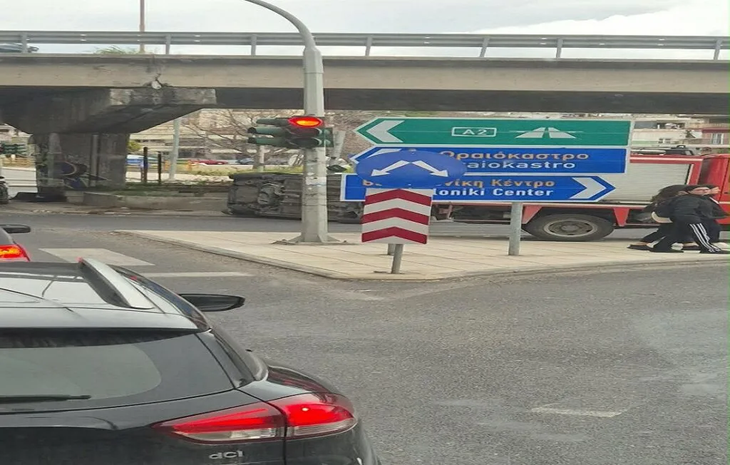 Ανατροπή αυτοκίνητου στην αερογέφυρα της Σταυρούπολης