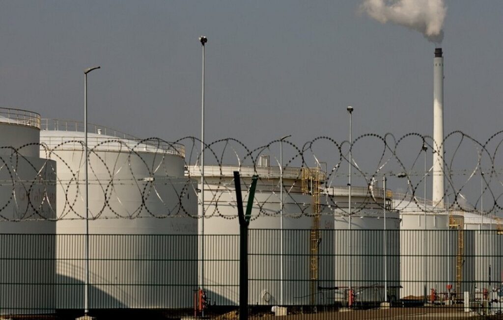 Ανεβαίνουν οι τιμές του πετρελαίου μετά τη διάψευση της Τεχεράνης για συνομιλίες με τις ΗΠΑ