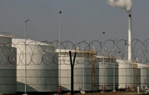 Ανεβαίνουν οι τιμές του πετρελαίου μετά τη διάψευση της Τεχεράνης για συνομιλίες με τις ΗΠΑ