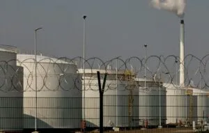 Ανεβαίνουν οι τιμές του πετρελαίου μετά τη διάψευση της Τεχεράνης για συνομιλίες με τις ΗΠΑ