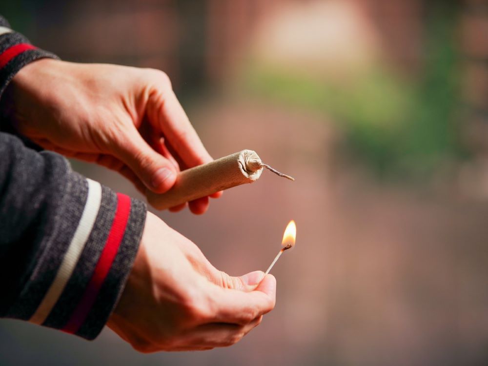 Στο νοσοκομείο 15χρονος μαθητής: Κροτίδα έσκασε στα χέρια του έξω από σχολείο