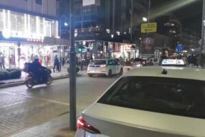 Ανδρας επιχείρησε να αυτοπυρποληθεί στο κέντρο της Λάρισας, τον πρόλαβαν αστυνομικοί