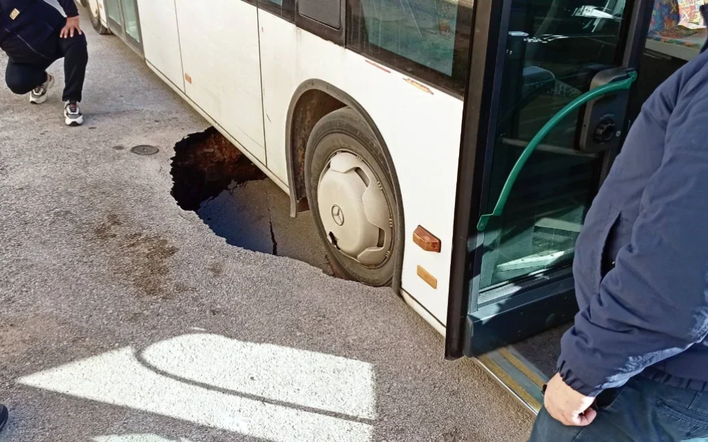 Δρόμος στην Πρέβεζα υποχώρησε και «κατάπιε» λεωφορείο που μετέφερε μαθητές