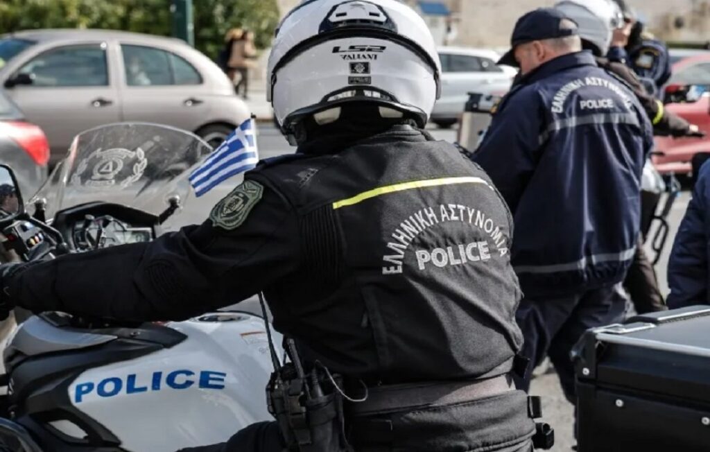 Ληστεία με καλάσνικοφ και βαριοπούλες σε υποκατάστημα ΕΛΤΑ