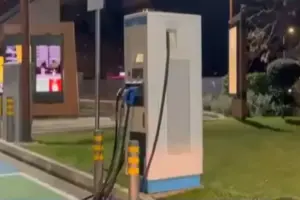 Πακιστανοί πήγαν να κλέψουν σταθμό φόρτισης αυτοκινήτων και έπαθαν ηλεκτροπληξία – Σε σοβαρή κατάσταση ο ένας