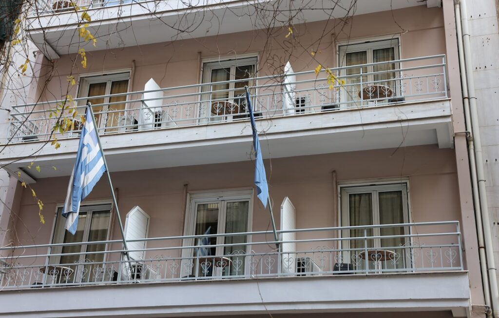 Σοκ στην Ομόνοια: 15χρονος μαθητής έπεσε από μπαλκόνι ξενοδοχείου στο κενό