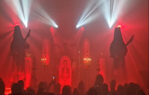 Black metal συγκρότημα δίνει συναυλία μπροστά σε εικόνες της Παναγίας και του Χριστού