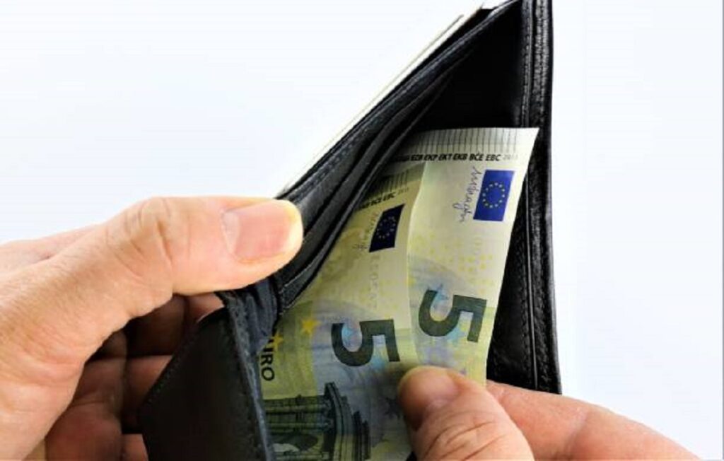 «Κοροϊδία η “αύξηση” του κατώτατου μισθού, ούτε 1 ευρώ την ημέρα»