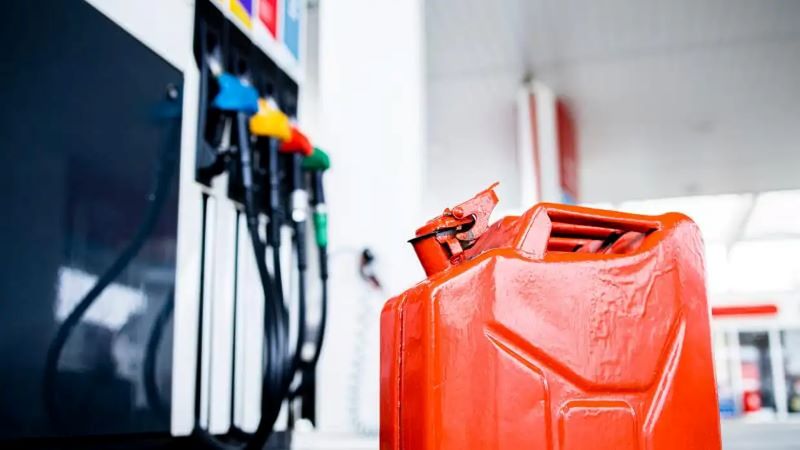 45χρονος προσπάθησε να κλέψει βενζίνη από σταθμευμένο όχημα