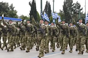 Σε κλίμα συγκίνησης και εθνικής υπερηφάνειας πραγματοποιήθηκε η μεγάλη στρατιωτική παρέλαση στην Αθήνα (φωτό)