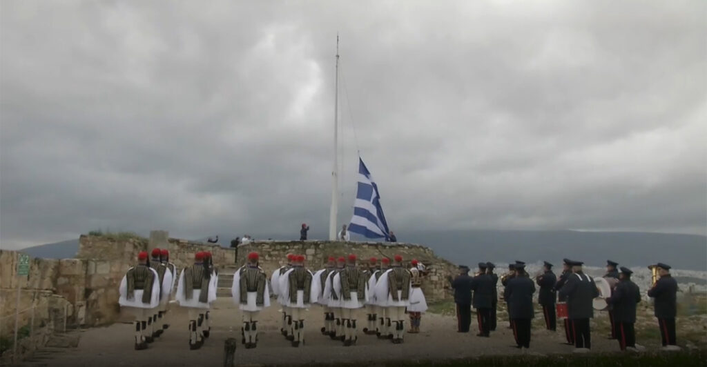 Ρίγη συγκίνησης στην έπαρση της ελληνικής σημαίας στην Ακρόπολη για την 25η Μαρτίου