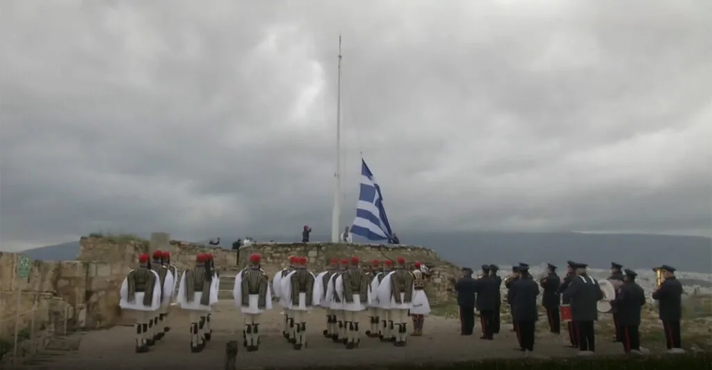 Ρίγη συγκίνησης στην έπαρση της ελληνικής σημαίας στην Ακρόπολη για την 25η Μαρτίου