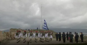 Ρίγη συγκίνησης στην έπαρση της ελληνικής σημαίας στην Ακρόπολη για την 25η Μαρτίου