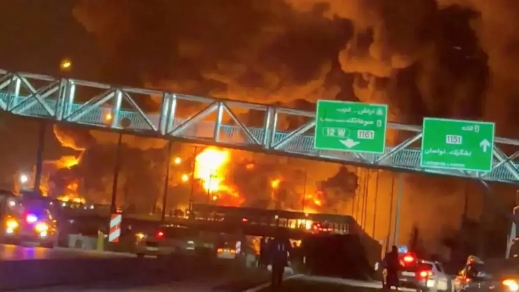 Πύρινη κόλαση στην Τεχεράνη: Ισραηλινοί βομβαρδισμοί σε πετρελαϊκές εγκαταστάσεις