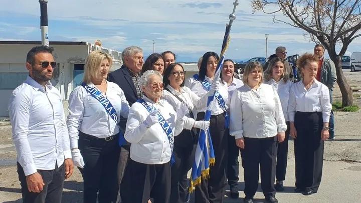 Ρόδος: Καταχειροκροτήθηκε η 82χρονη κυρία Σοφία, μαθήτρια ΕΠΑΛ, παρελαύνοντας μπροστά σε χιλιάδες κόσμου