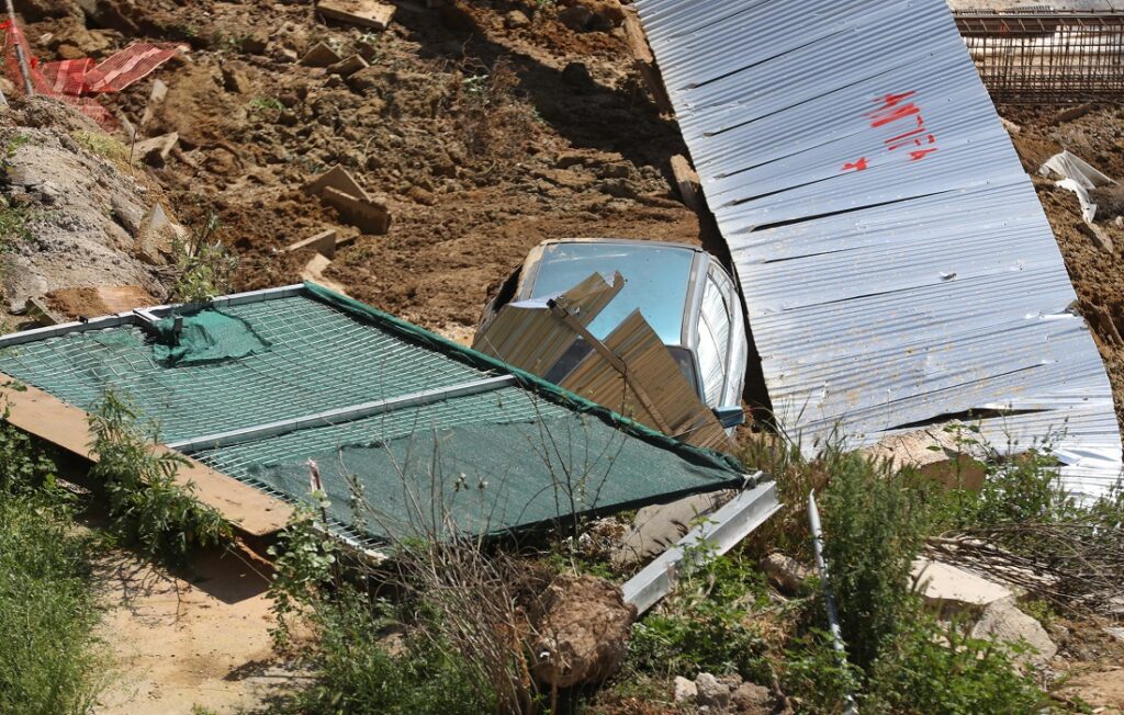 Η γη «κατάπιε» αυτοκίνητο στη Θεσσαλονίκη