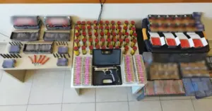 Χιλιάδες κροτίδες κατασχέθηκαν στην Πάτρα – Σύλληψη άνδρα για παράνομο εμπόριο