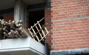 Σοκ στην οικοδομή: Εκρηξη τιμών έως 30% – «Καίει» την αγορά η κρίση στη Μέση Ανατολή