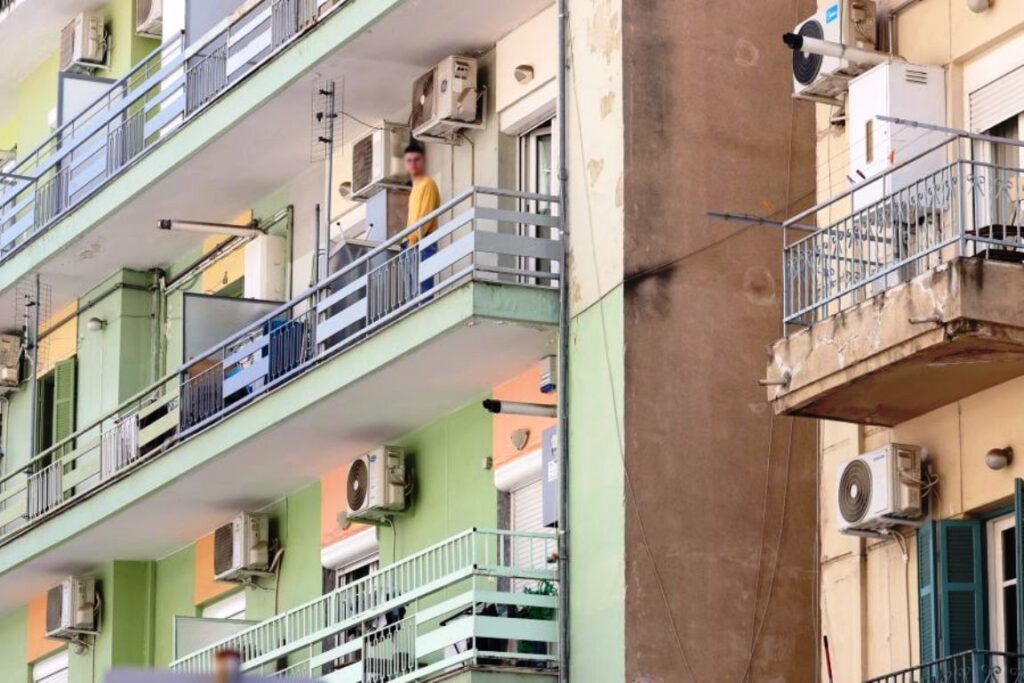 20χρονος πετούσε αντικείμενα στο πεζοδρόμιο απ τον 3ο όροφο σε περιοχή της Θεσσαλονίκης