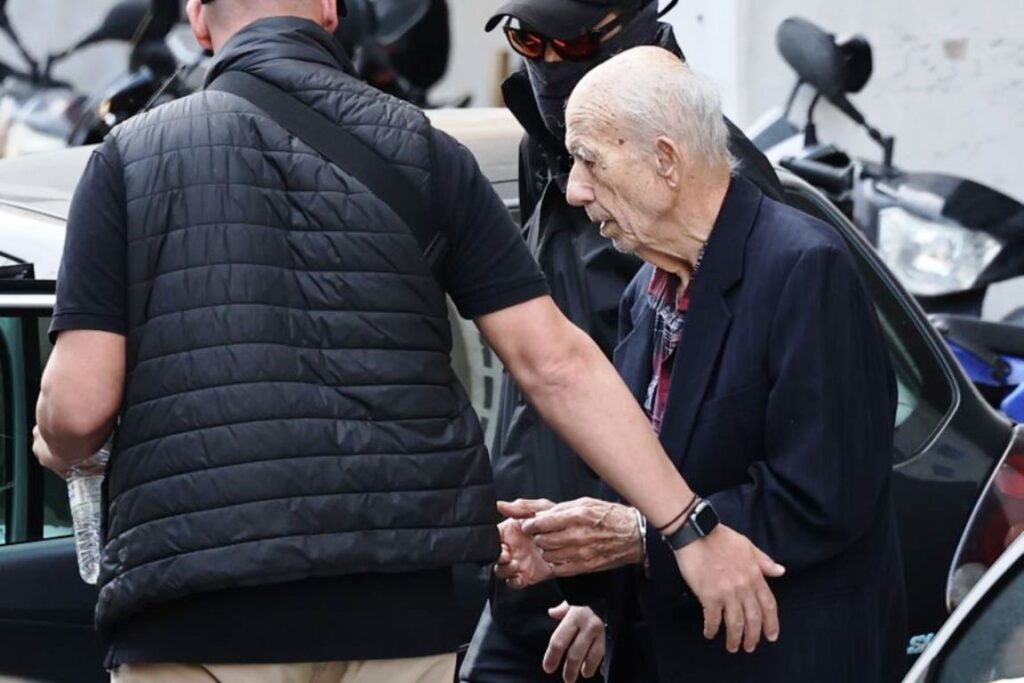 Προφυλακίστηκε ο 89χρονος για τους πυροβολισμούς σε ΕΦΚΑ και Εφετείο