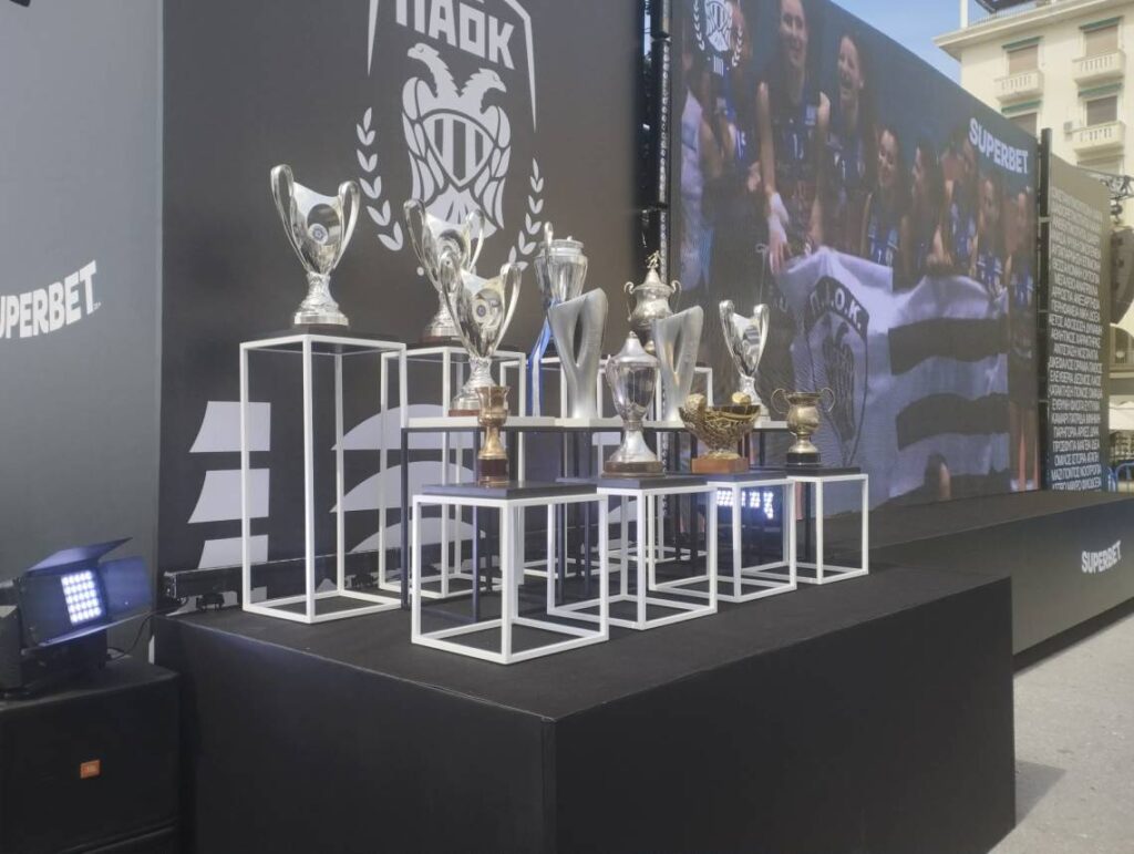 Τα τρόπαια του ΠΑΟΚ στην Πλατεία Αριστοτέλους(Photos)