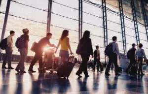 Ταξιδιωτικό χάος προ των πυλών: «Kόβονται» δρομολόγια λόγω κόστους