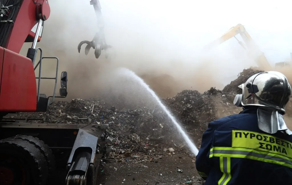 Θεσσαλονίκη: Μήνυμα 112 για την φωτιά σε εταιρεία ανακύκλωσης