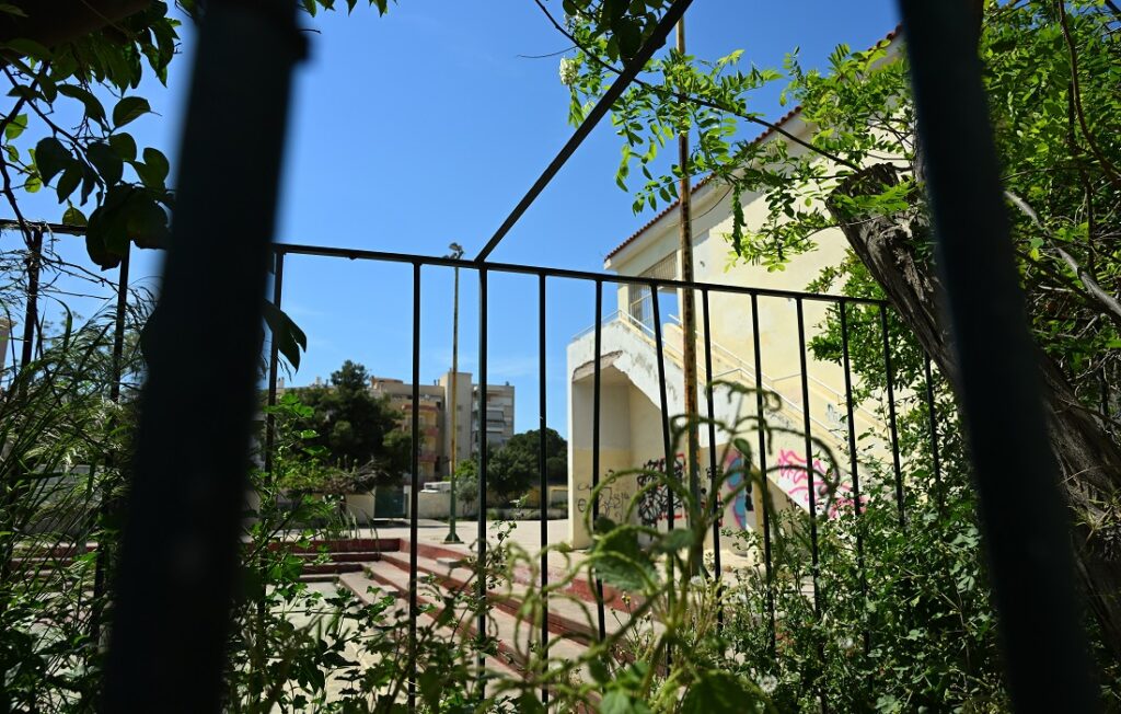 Σε κρίσιμη κατάσταση η 13χρονη μετά την πτώση από μπαλκόνι σχολείου στο Χαϊδάρι