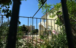 Σε κρίσιμη κατάσταση η 13χρονη μετά την πτώση από μπαλκόνι σχολείου στο Χαϊδάρι