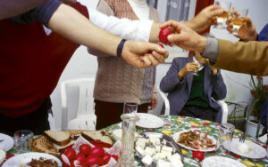 ΣΟΚ: Μισός μισθός για το φετινό πασχαλινό τραπέζι