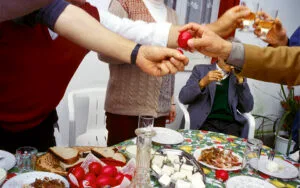 ΣΟΚ: Μισός μισθός για το φετινό πασχαλινό τραπέζι