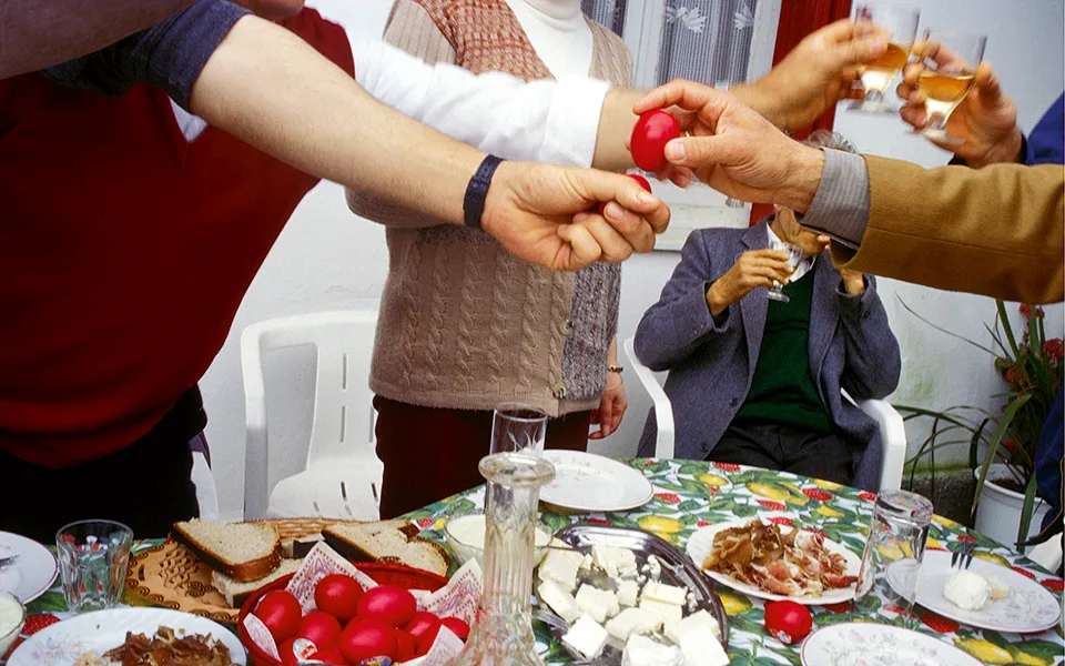 ΣΟΚ: Μισός μισθός για το φετινό πασχαλινό τραπέζι