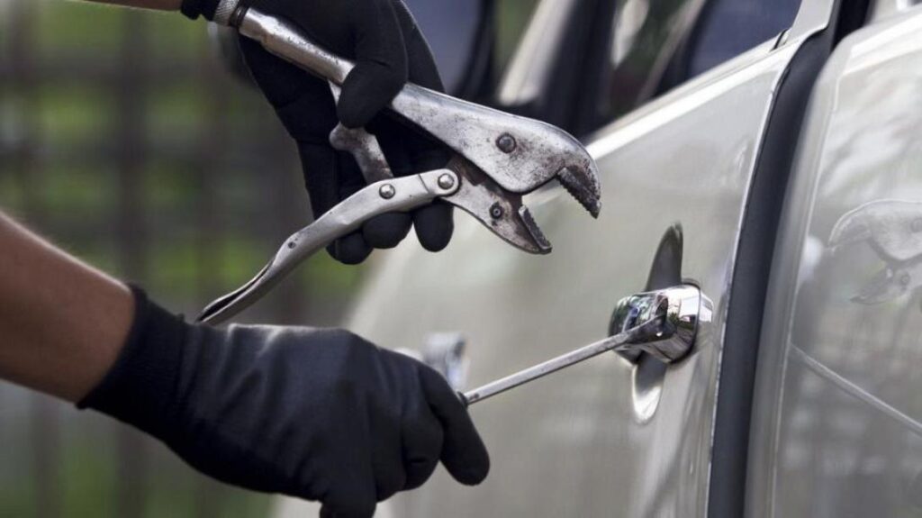 Θεσσαλονίκη: Συνελήφθησαν τρεις ανήλικοι που διέρρηξαν 23 οχήματα – Τα 12 μέσα σε λίγες ώρες