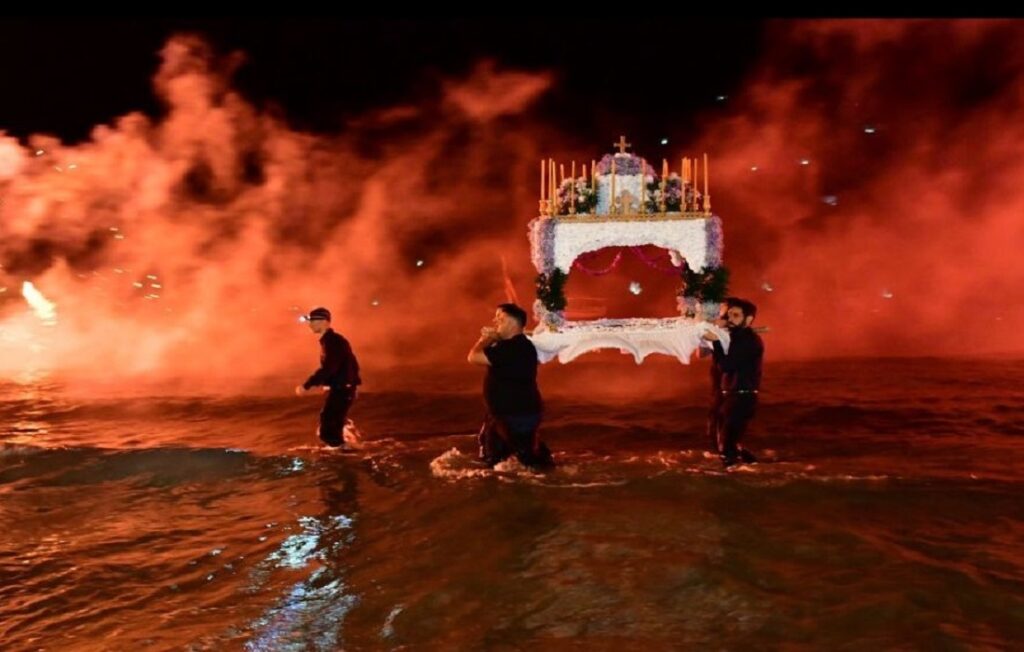 Η ξεχωριστή περιφορά του Επιταφίου μέσα στη θάλασσα, στο Τολό Αργολίδας