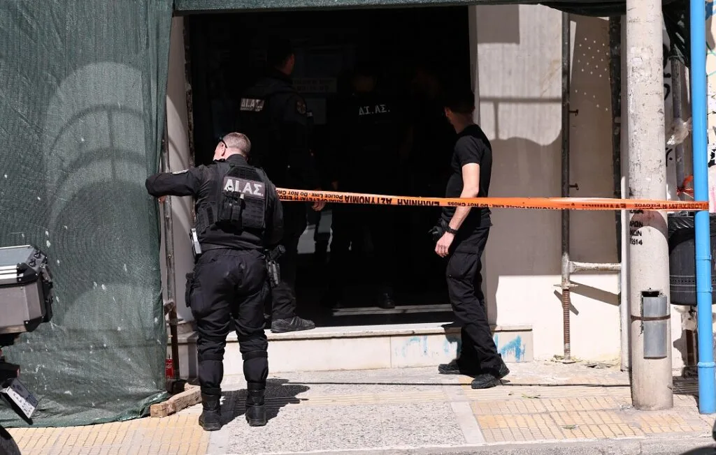 «Κεραμεικός: 89χρονος ένοπλος εισέβαλε στον ΕΦΚΑ και τραυμάτισε υπάλληλο»