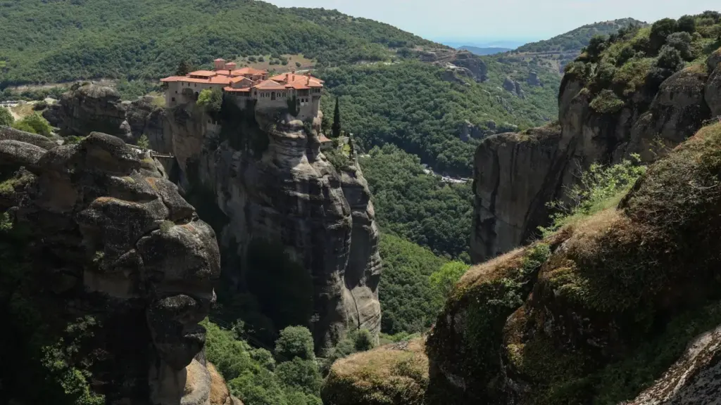 Νεκρή γυναίκα μετά από πτώση σε βράχια στα Μετέωρα