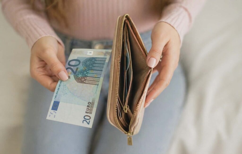 Επτά στους δέκα Έλληνες κόβουν ακόμη και τα απολύτως απαραίτητα για να τα βγάλουν πέρα