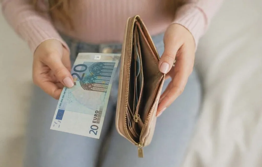 Επτά στους δέκα Έλληνες κόβουν ακόμη και τα απολύτως απαραίτητα για να τα βγάλουν πέρα