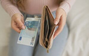 Επτά στους δέκα Έλληνες κόβουν ακόμη και τα απολύτως απαραίτητα για να τα βγάλουν πέρα