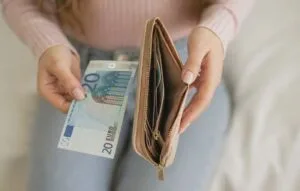 Επτά στους δέκα Έλληνες κόβουν ακόμη και τα απολύτως απαραίτητα για να τα βγάλουν πέρα