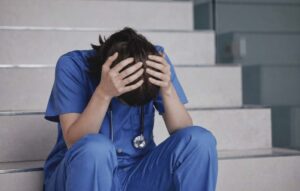 Συγκλονίζει νεαρή παιδίατρος: Ξεσπά σε κλάματα μετά από 5 ημέρες ασταμάτητων εφημεριών