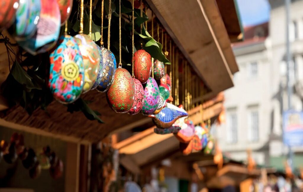 Ξεκινάει αύριο Πέμπτη το πασχαλινό ωράριο των εμπορικών καταστημάτων