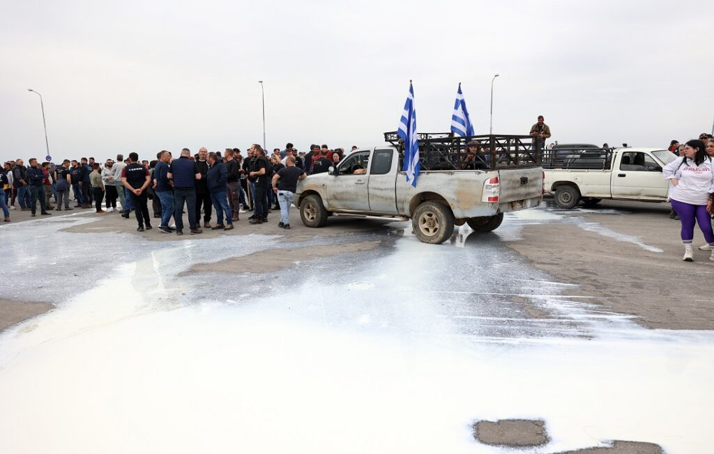 «Δεν μπορεί η Λέσβος να καταντήσει νεκροταφείο προβάτων» – Στα κάγκελα οι κτηνοτρόφοι που ζητούν άμεσα εμβολιασμό